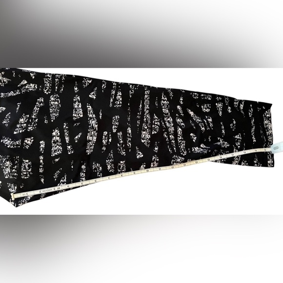 Lululemon Black and White Women's leggings, size 10 Like new - Picture 7 of 12